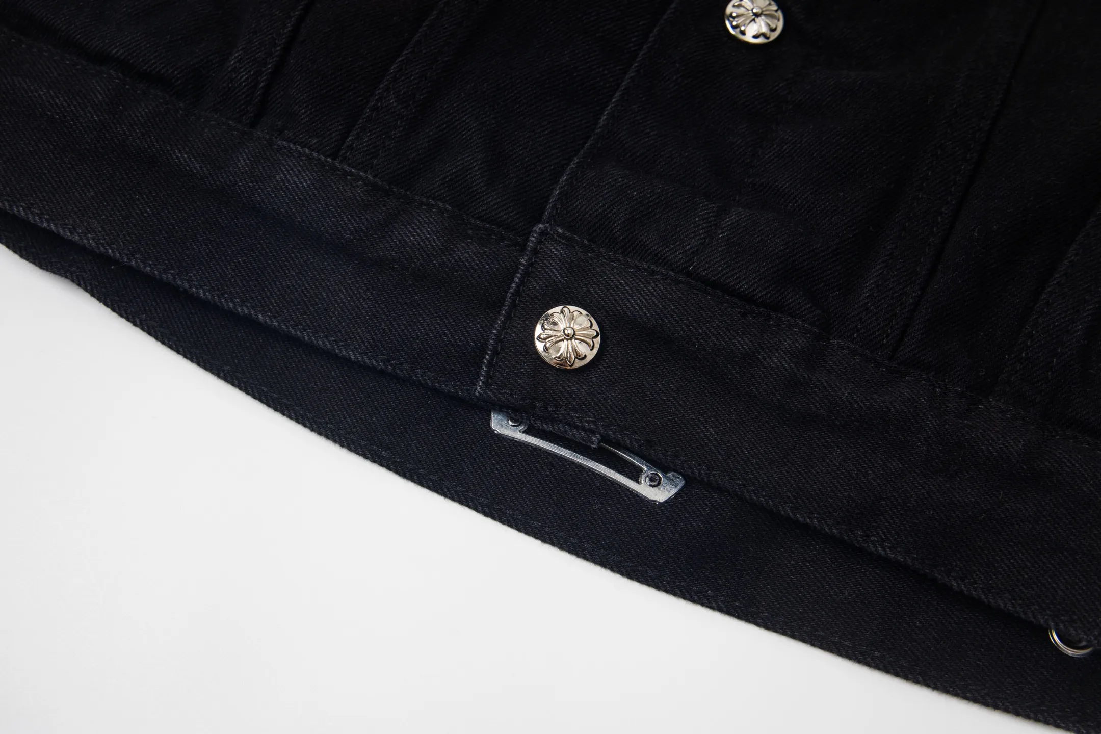 P360 version (lamb wool) Chrome Hearts Chrome Hearts colorful patchwork lamb fur collar jacket, the same style as the Internet celebrity star's cross-printed denim jacket, with unique cross design elements and full design sense. It is made of 100% denim cotton fabric with heavy coarse yarn count, which ensures a stiff and tough silhouette while being soft, comfortable and breathable. The lapel is designed with silver buttons and is full of texture. The classic white cross logo is all over the dress, making it a perfect versatile style for spring and summer! The original loose version is made of high-quality pure cotton fabrics. The fabric pattern is high-definition and delicate without burrs. It is comfortable and breathable to wear. All the buttons are molded and customized. It is casual and fashionable and can be matched with any bottoms. It can be windproof and sunproof in spring and summer. It can be worn outside in autumn and winter! Easily concave shape makes you look slimmer and taller, perfect for both men and women! Style number: 1838# Color: Black Size: S M L XL